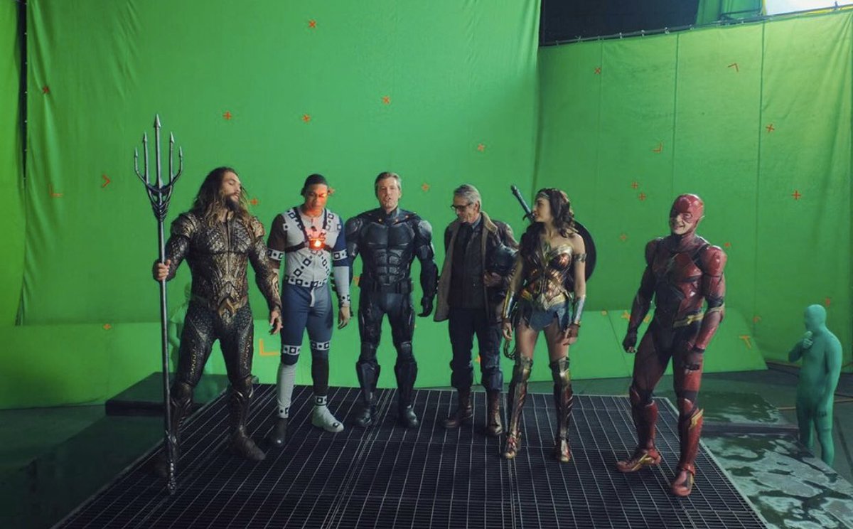 Il cast di Justice League in un teatro di posa