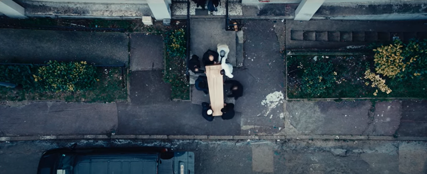 Gli-indesiderabili-trasporto-bara