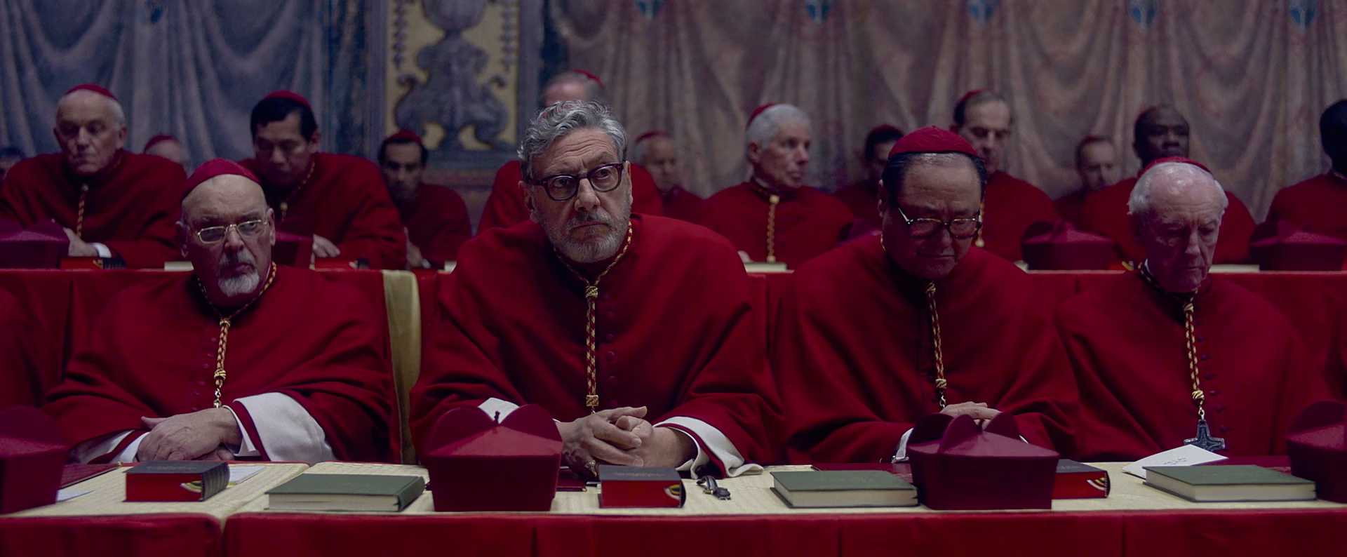 Conclave Recensione Fiennes film