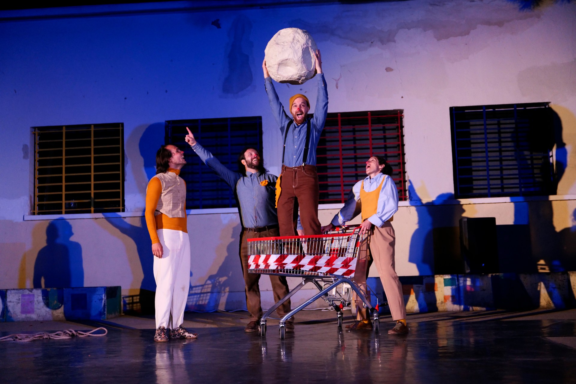 La rassegna Orli di Nastri Teatro è un'esperienza di teatro che parte realmente dal basso nella città di Bologna.