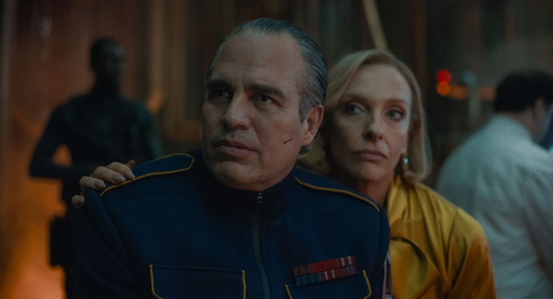 Mark Ruffalo e Toni Colette in Mickey 17