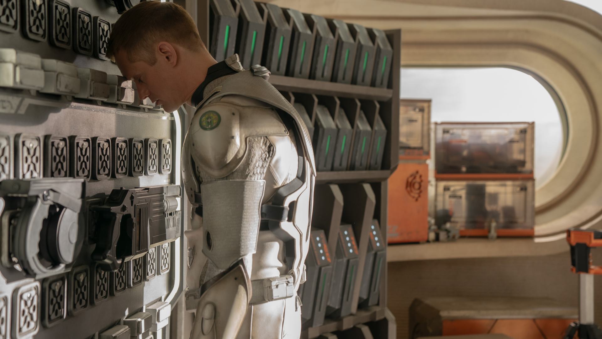 murderbot serie skarsgard recensione