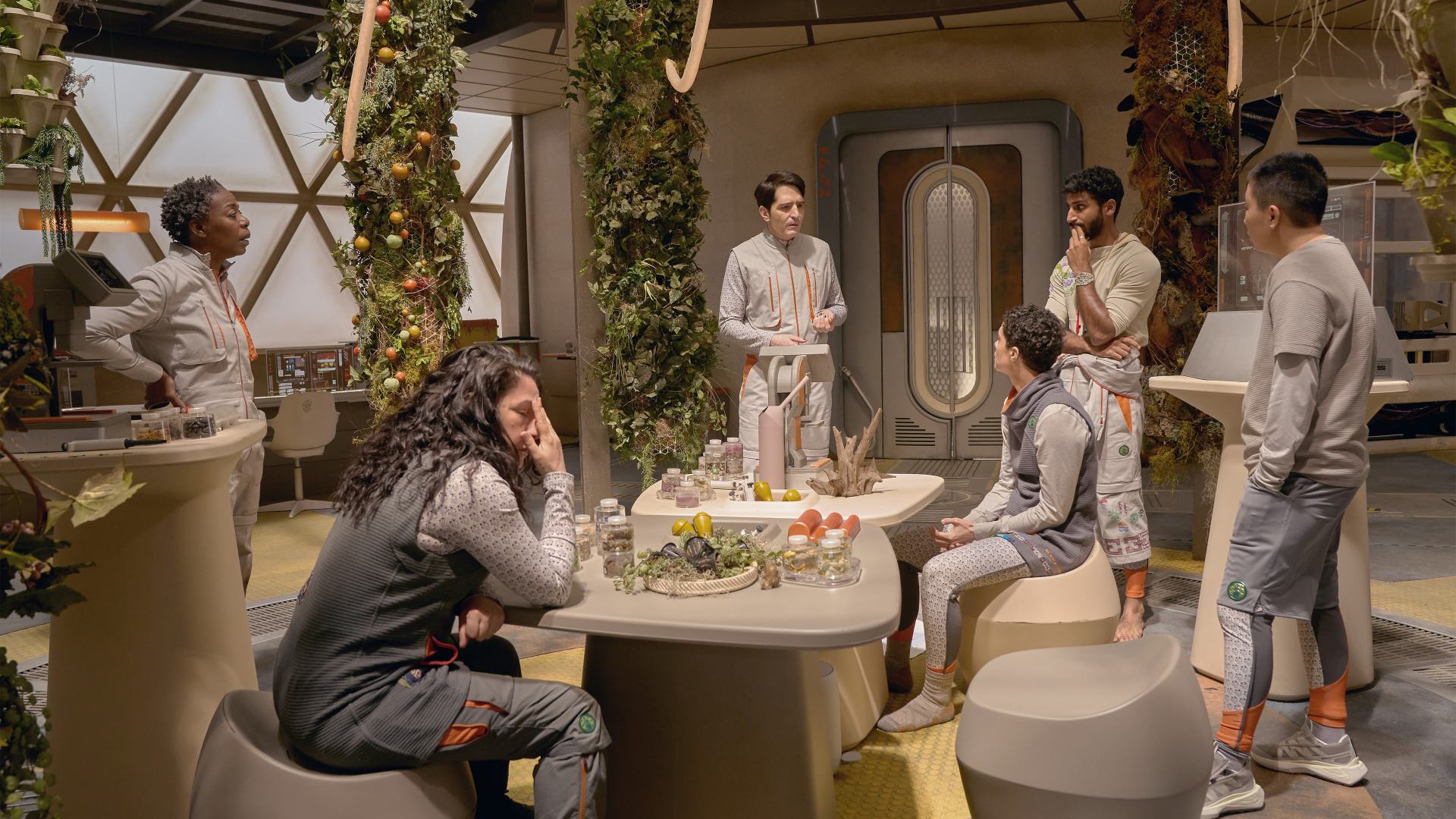 murderbot serie skarsgard recensione