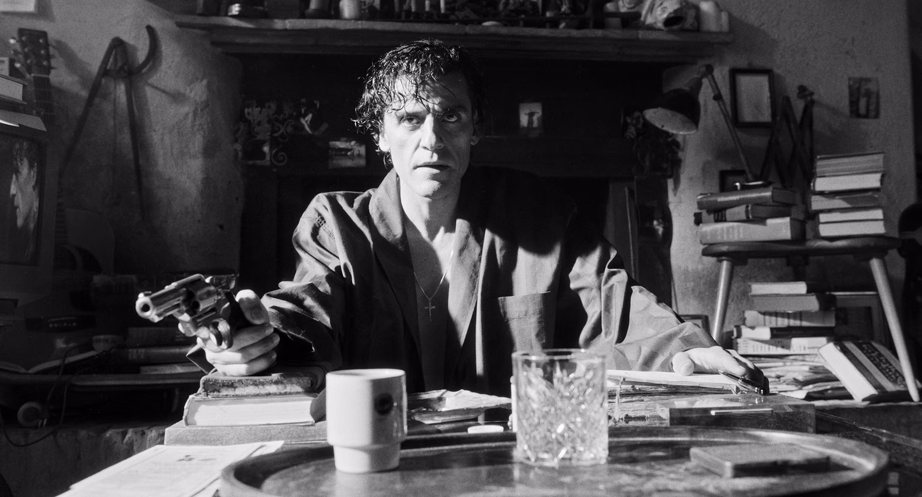 hand-dante-schnabel-recensione-black-and-white-oscar-isaac