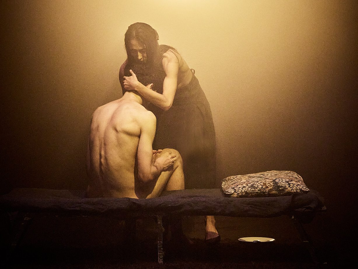 mami-banushi-tratro-scena-teatrale